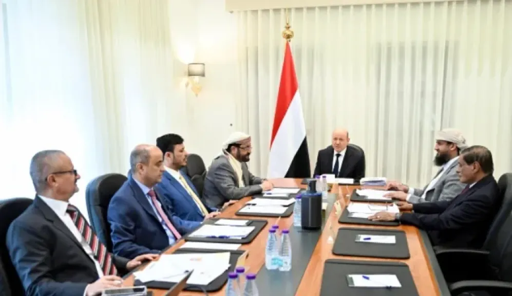 المجلس الرئاسي بكامل أعضائه يجتمع برئيس الوزراء ومحافظ البنك المركزي.. والاتفاقيات الأخيرة مع السعودية على...